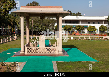 New Delhi, Inde. Monument indiquant l'endroit de l'Assassinat de Mahatma Gandhi. Musée dans l'arrière-plan. Banque D'Images