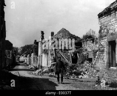 Soldat allemand devant les ruines d'un village français, 1915 Banque D'Images