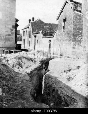 Soldat allemand dans une tranchée dans un village français, 1935 Banque D'Images