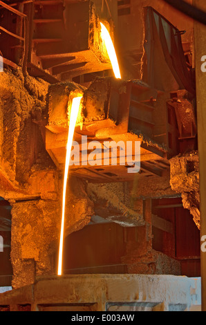 Coulée de métal liquide dans des contenants à l'intérieur de l'usine de fer Banque D'Images