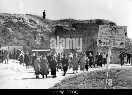 Visiteurs en face du fort de Vaux, 1934 Banque D'Images