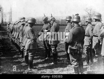 Le Prince Rupprecht de Bavière visite les troupes allemandes sur le front de l'Ouest, 1917 Banque D'Images