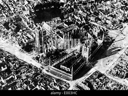 Vue aérienne de la ville détruite d'Ypres, 1915 Banque D'Images