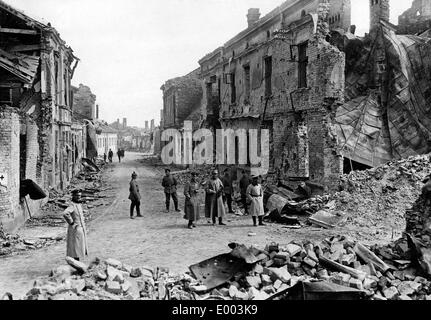 Les soldats allemands ce qui concerne ruines à Gorlice, 1915 Banque D'Images