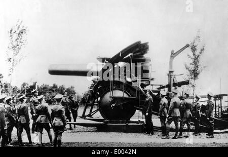 Des soldats américains visitant un canon allemand de la Première Guerre mondiale, 1928 Banque D'Images