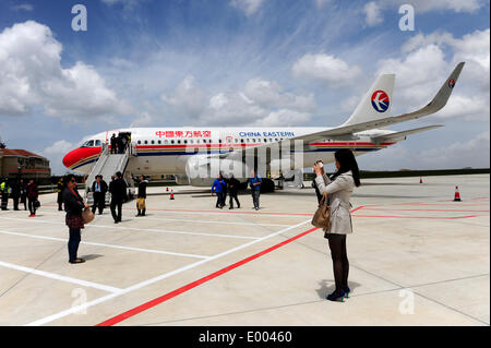 (140428) -- Wuhan, 28 avril 2014 (Xinhua) -- un Airbus A319 avion du passager est garé sur une aire de trafic de l'aéroport de Hongping après l'aéroport d'essai en terme de Shennongjia, centre de la Chine, la province du Hubei, 28 avril 2014. Un test en vol a eu lieu lundi à Shennongjia récemment construits à l'aéroport de Hongping, qui est pour l'ouverture officielle le 8 mai. L'aéroport, situé à 2 580 mètres au-dessus du niveau de la mer, est la plus haute du genre au centre de la Chine. Au lieu de neuf heures de bus, un voyage entre Wuhan, la capitale provinciale, et Shennongjia sera réduite à un 50 minutes de trajet de l'air dès que l'aéroport est en cours d'utilisation. (Xi Banque D'Images