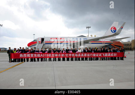 (140428) -- Wuhan, 28 avril 2014 (Xinhua) -- un Airbus A319 avion du passager est stationné sur le tarmac de l'aéroport de Hongping après l'aéroport d'essai en terme de Shennongjia, centre de la Chine, la province du Hubei, 28 avril 2014. Un test en vol a eu lieu lundi à Shennongjia récemment construits à l'aéroport de Hongping, qui est pour l'ouverture officielle le 8 mai. L'aéroport, situé à 2 580 mètres au-dessus du niveau de la mer, est la plus haute du genre au centre de la Chine. Au lieu de neuf heures de bus, un voyage entre Wuhan, la capitale provinciale, et Shennongjia sera réduite à un 50 minutes de trajet de l'air dès que l'aéroport est en cours d'utilisation. (X Banque D'Images