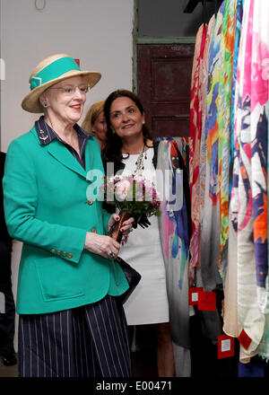 Shanghai, Chine. Apr 28, 2014. La reine du Danemark Margrethe II (L) visite d'une exposition de pop-up stores à Shanghai, la Chine orientale, le 28 avril 2014. Credit : Liu Ying/Xinhua/Alamy Live News Banque D'Images