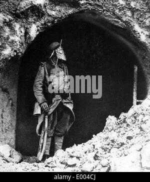 Soldat français avec masque à gaz à Verdun, 1916 Banque D'Images