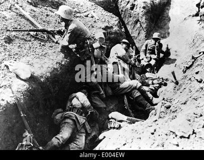 Soldats allemands dans une tranchée durant la Première Guerre mondiale Banque D'Images