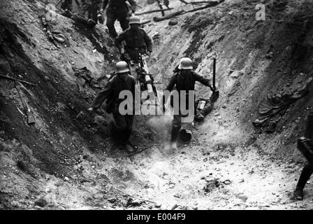 Les soldats allemands à l'avance avec une mitrailleuse, 1918 Banque D'Images