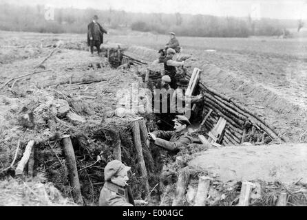 La Landsturm soldats à l'intérieur d'une tranchée en Pologne russe, 1915 Banque D'Images