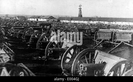 Pièces d'artillerie russes faits prisonniers à la gare dans Chmelnyzkyj, 1918 Banque D'Images