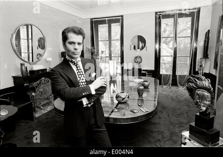 Karl Lagerfeld à son appartement à Paris, 1972 Banque D'Images