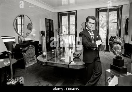 Karl Lagerfeld à son appartement à Paris, 1972 Banque D'Images