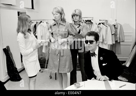 Karl Lagerfeld au travail de la Maison Chloé, 1972 Banque D'Images