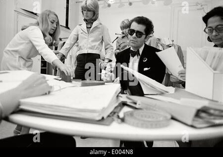 Karl Lagerfeld au travail de la Maison Chloé, 1972 Banque D'Images