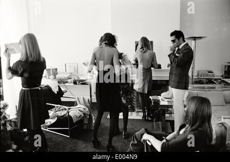 Karl Lagerfeld à son bureau à la Maison Chloé, 1972 Banque D'Images