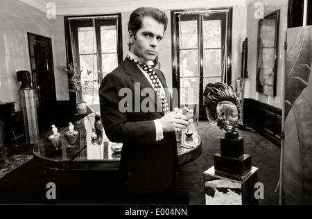 Karl Lagerfeld à son appartement à Paris, 1972 Banque D'Images