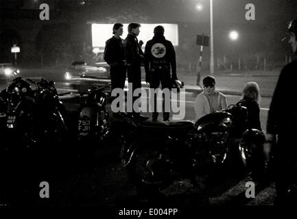 Membre du Club de moto à la nuit, dans la banlieue de Londres, 1964 Banque D'Images