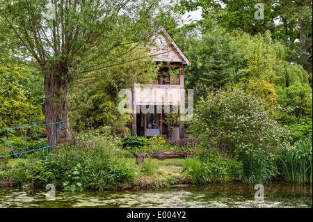 Westonbury Mill Water Gardens, Pembridge, Herefordshire. L'horloge coucou géant est alimenté par l'eau Banque D'Images