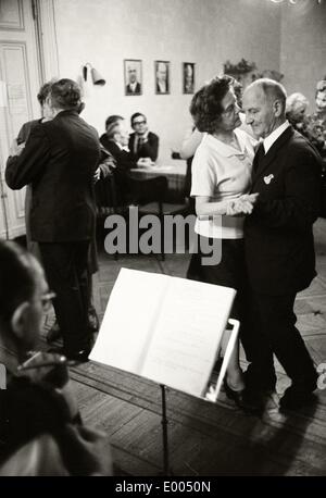 Tea Dance pour pensioneers à Erfurt, 1970 Banque D'Images