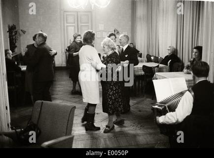 Tea Dance pour pensioneers à Erfurt, 1970 Banque D'Images