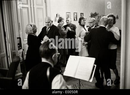 Tea Dance pour pensioneers à Erfurt, 1970 Banque D'Images