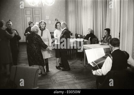 Tea Dance pour pensioneers à Erfurt, 1970 Banque D'Images