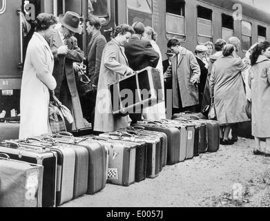 Les passagers ferroviaires à Ruhpolding dans les années 1950 Banque D'Images