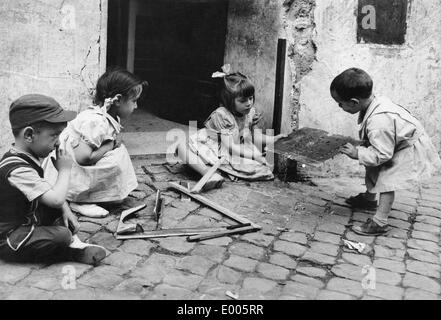 Enfants jouant à Naples dans les années 1950 Banque D'Images