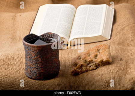 Nature morte avec calice et le pain sur la nappe textile Banque D'Images