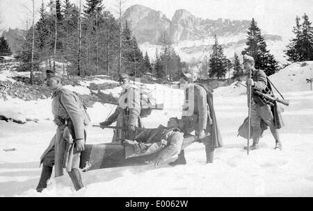 Soldat blessé dans les Dolomites, 1916 Banque D'Images