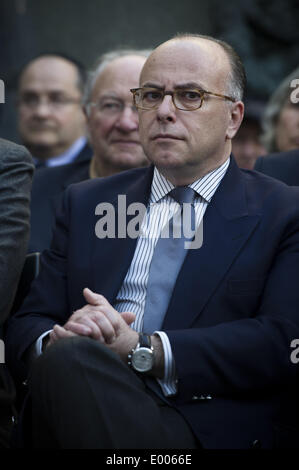 Paris, France. Apr 27, 2014. Le ministre français de l'intérieur Bernard Cazeneuve, assiste à la cérémonie de commémoration de Yom HaShoah à le Mémorial de la Shoah dans le centre de Paris, le 27 avril 2014. Yom HaShoah est une journée dédiée à la commémoration des juifs victimes de l'holocauste de la Seconde Guerre mondiale et marque le jour où les Juifs dans le ghetto de Varsovie polonais se sont révoltés contre les troupes allemandes nazies. (Photo/Zacharie Scheurer) © Zacharie Scheurer/NurPhoto ZUMAPRESS.com/Alamy/Live News Banque D'Images