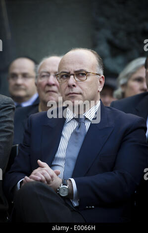 Paris, France. Apr 27, 2014. Le ministre français de l'intérieur Bernard Cazeneuve, assiste à la cérémonie de commémoration de Yom HaShoah à le Mémorial de la Shoah dans le centre de Paris, le 27 avril 2014. Yom HaShoah est une journée dédiée à la commémoration des juifs victimes de l'holocauste de la Seconde Guerre mondiale et marque le jour où les Juifs dans le ghetto de Varsovie polonais se sont révoltés contre les troupes allemandes nazies. (Photo/Zacharie Scheurer) © Zacharie Scheurer/NurPhoto ZUMAPRESS.com/Alamy/Live News Banque D'Images