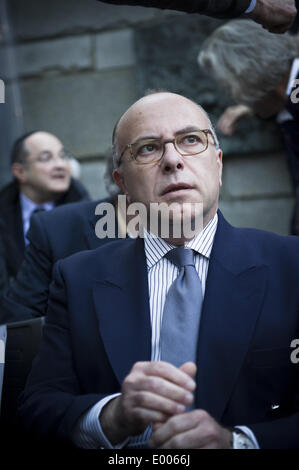 Paris, France. Apr 27, 2014. Le ministre français de l'intérieur Bernard Cazeneuve assiste à la cérémonie de commémoration de Yom HaShoah à le Mémorial de la Shoah dans le centre de Paris, le 27 avril 2014. Yom HaShoah est une journée dédiée à la commémoration des juifs victimes de l'holocauste de la Seconde Guerre mondiale et marque le jour où les Juifs dans le ghetto de Varsovie polonais se sont révoltés contre les troupes allemandes nazies. (Photo/Zacharie Scheurer) © Zacharie Scheurer/NurPhoto ZUMAPRESS.com/Alamy/Live News Banque D'Images