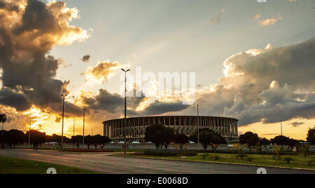 Brasilia. Apr 26, 2014. Photo prise le 26 avril 2014 montre les nuages au-dessus du stade national avant le coucher du soleil à Brasilia, capitale du Brésil. Assis sur le plateau de Goias, la ville jouit d'un paysage toujours changeant des nuages. © Xu Zijian/Xinhua/Alamy Live News Banque D'Images