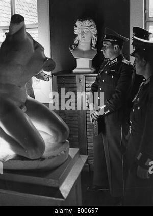 Les officiers de l'armée du peuple dans la maison de Goethe, 1958 Banque D'Images