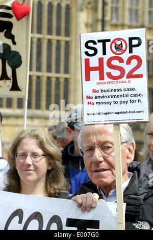 28/04/2014. Londres : des militants anti-HS2 manifester devant le parlement pour convaincre les députés de voter contre le projet de loi HS2. Les manifestants ont pu conduire par Stop HS2 les militants à l'extérieur du Parlement dans de vieux palace Yard avant de députés ont voté sur la deuxième lecture du projet de loi hybride. Le vote final sur HS2 n'aura pas lieu jusqu'après les prochaines élections générales. Photo par Julie Edwards/Alamy Live News Banque D'Images