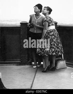 Deux femmes sur la Tour Eiffel, 1960 Banque D'Images