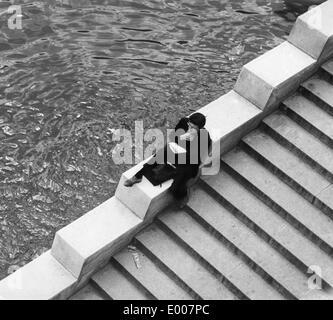 La lecture d'un homme sur la Seine, 1959-1960 Banque D'Images