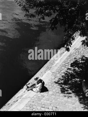 Lovers sur la Seine, 1960 Banque D'Images