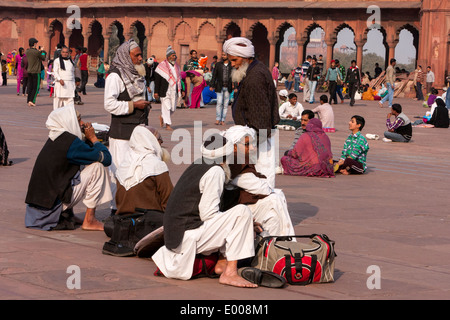 New Delhi, Inde. Les musulmans en attente de prière de l'après-midi dans la cour de la Jama Masjid (mosquée du vendredi). Banque D'Images