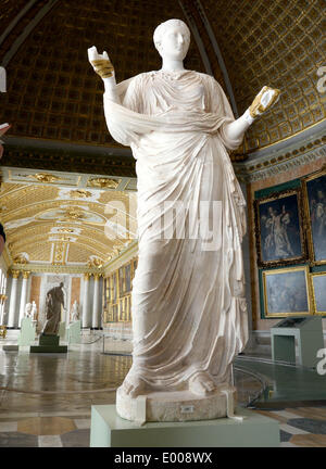 Potsdam, Allemagne. Apr 28, 2014. L'antique statue d'une femme en prière avec le portrait de l'Impératrice tête Sabina du après JC est exposée à la galerie photo historique du Palais de Sanssouci à Potsdam, Allemagne, 28 avril 2014. La statue est en prêt à la Collection d'antiquités de l'Etat et les musées de Berlin est l'événement marquant de l'exposition 'Les plus belles du monde - Reencounter avec la galerie photo de Frédéric le Grand'. L'exposition prend fin le 31 octobre 2014. Photo : RALF HIRSCHBERGER/DPA/Alamy Live News Banque D'Images