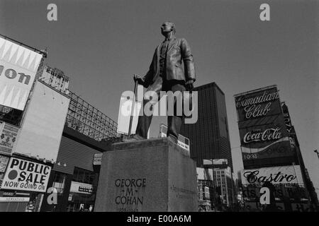 La statue de George Michael Cohan dans Time Square à New York City Banque D'Images