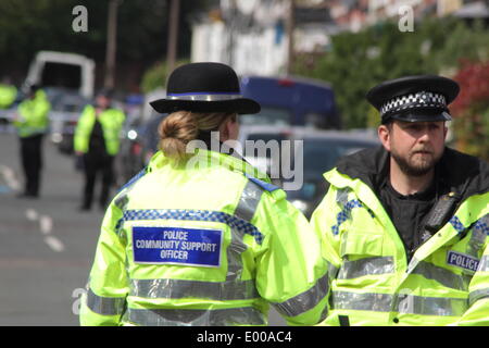 Sheffield, South Yorkshire, UK. 28 avril 2014. présence de la police dans les scellées service roadpolice cordon reste en service route où un incendie a tué cinq personnes, dont deux adultes et trois enfants. crédit : deborah vernon/Alamy live news Banque D'Images