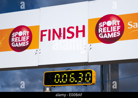 CARDIFF UK MARS 2014 - Ligne d'arrivée et le réveil pour le sport Relief Mile Banque D'Images