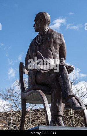 CARDIFF UK MARS 2014 - Plan de la statue en l'honneur des Ivor Novello Banque D'Images