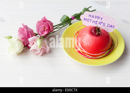 Des fleurs et un petit gâteau pour la Fête des Mères Banque D'Images