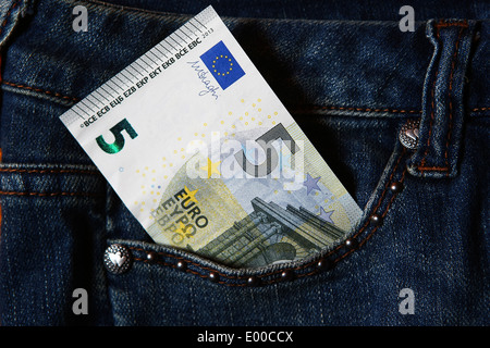 Nouveau billet d'Euro,a publié en mai 2013, dans la poche d'un jeans bleu Banque D'Images